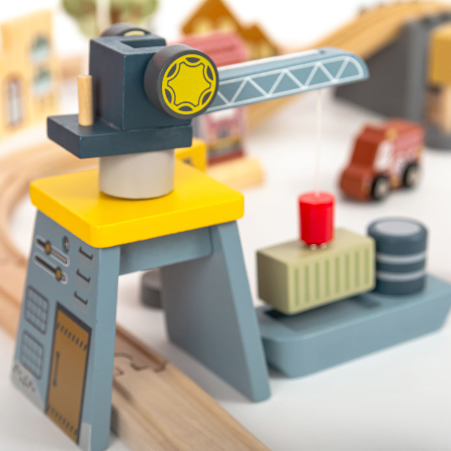 Puidust linnaraudtee elektrirongiga - liikuv kraana, laev, sillad