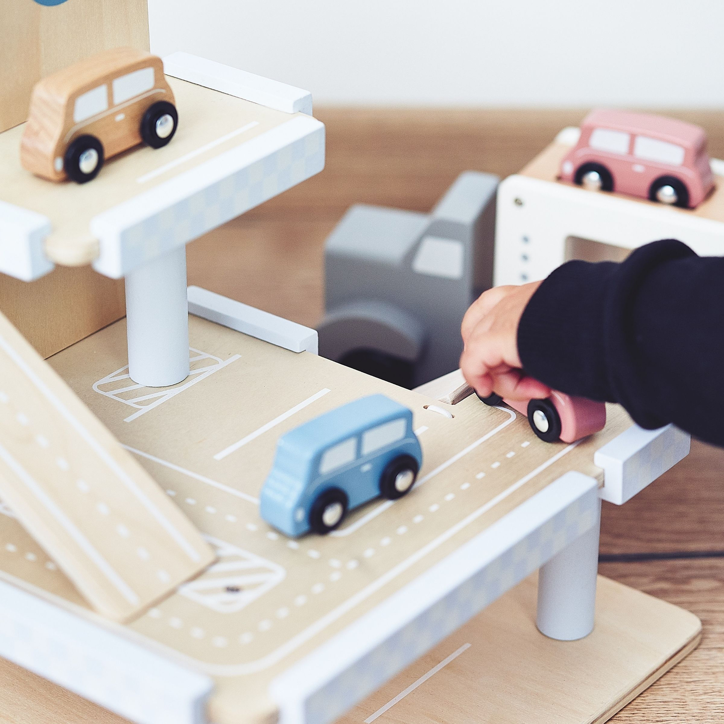 Puidust kolmekorruseline parkla koos liftiga - autode ja helikopteri garaažiga