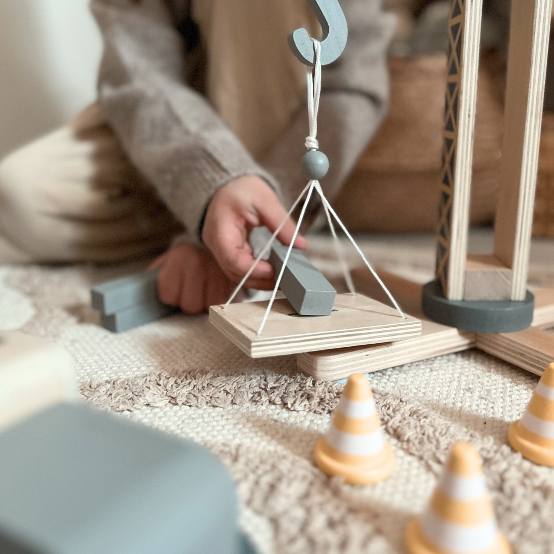 Puidust ehitusplats koos suure liikurkraana ja sõidukitega, tornkraana