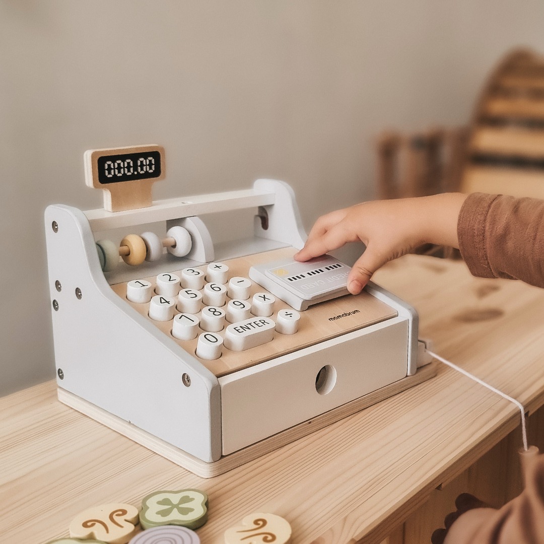 Puidust kassaaparaat koos tarvikutega