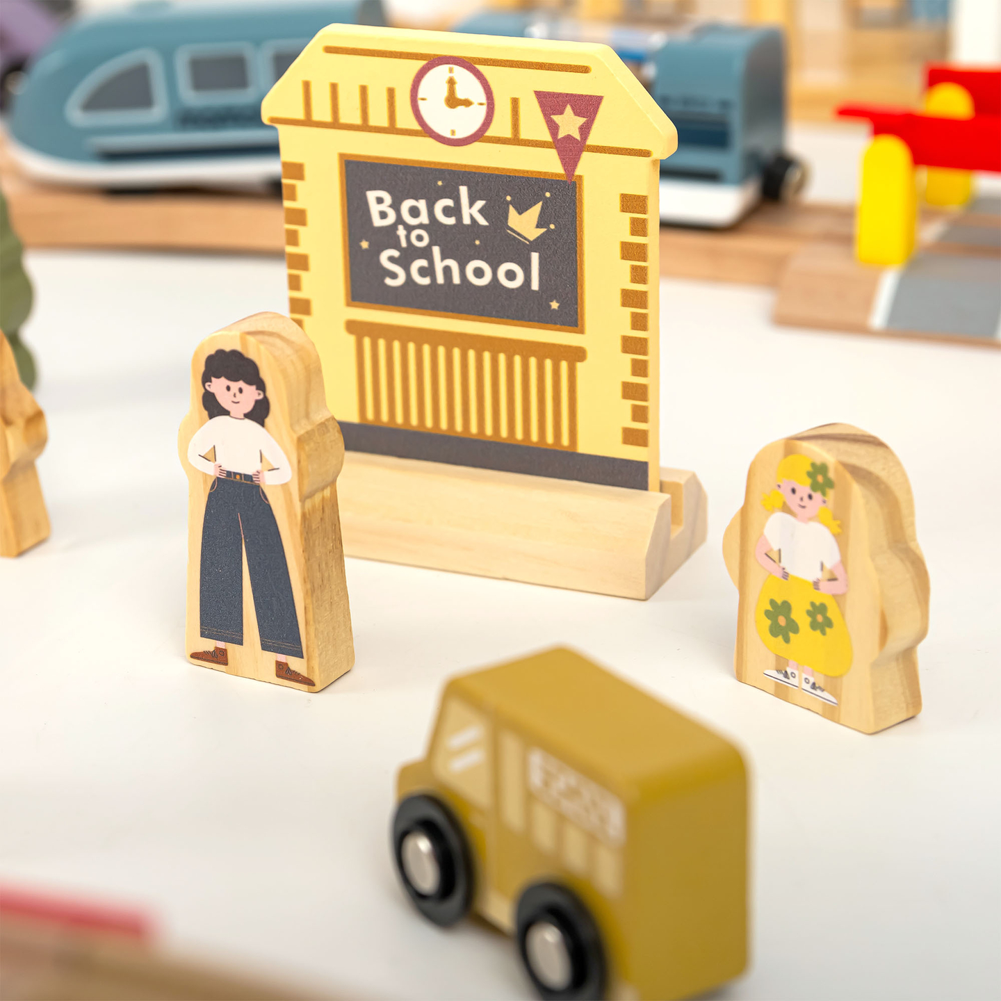 Puidust linnaraudtee elektrirongiga - liikuv kraana, laev, sillad