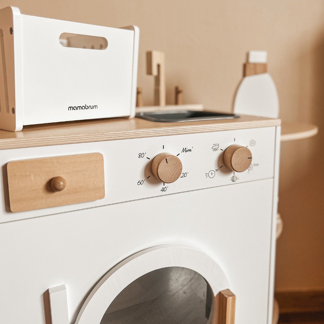 Puidust pesumasin koos triikraua, korvi ja pesuvahendiga