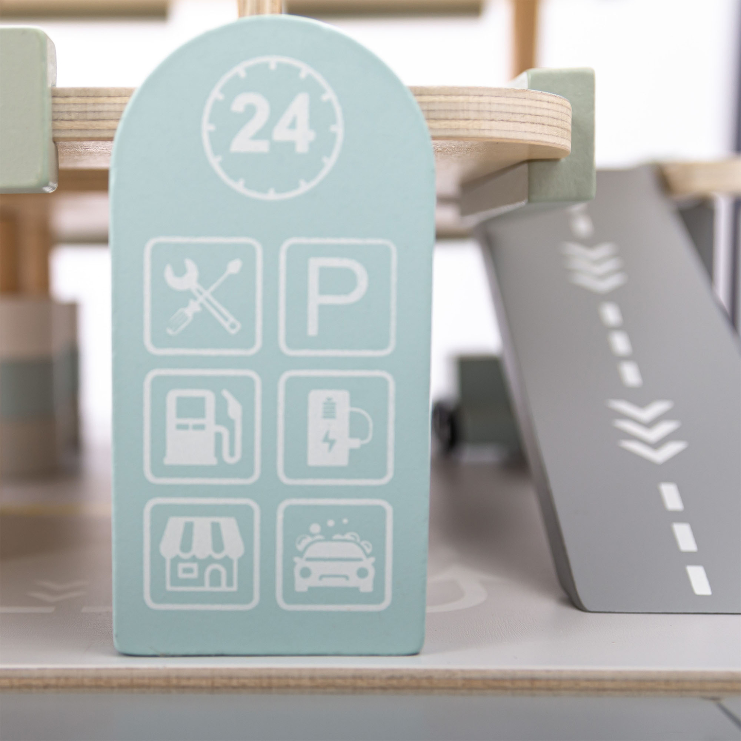 Puidust kolmekorruseline lastega garaaž koos lisatarvikutega – parkla, bensiinijaam, autopesula, helikopter