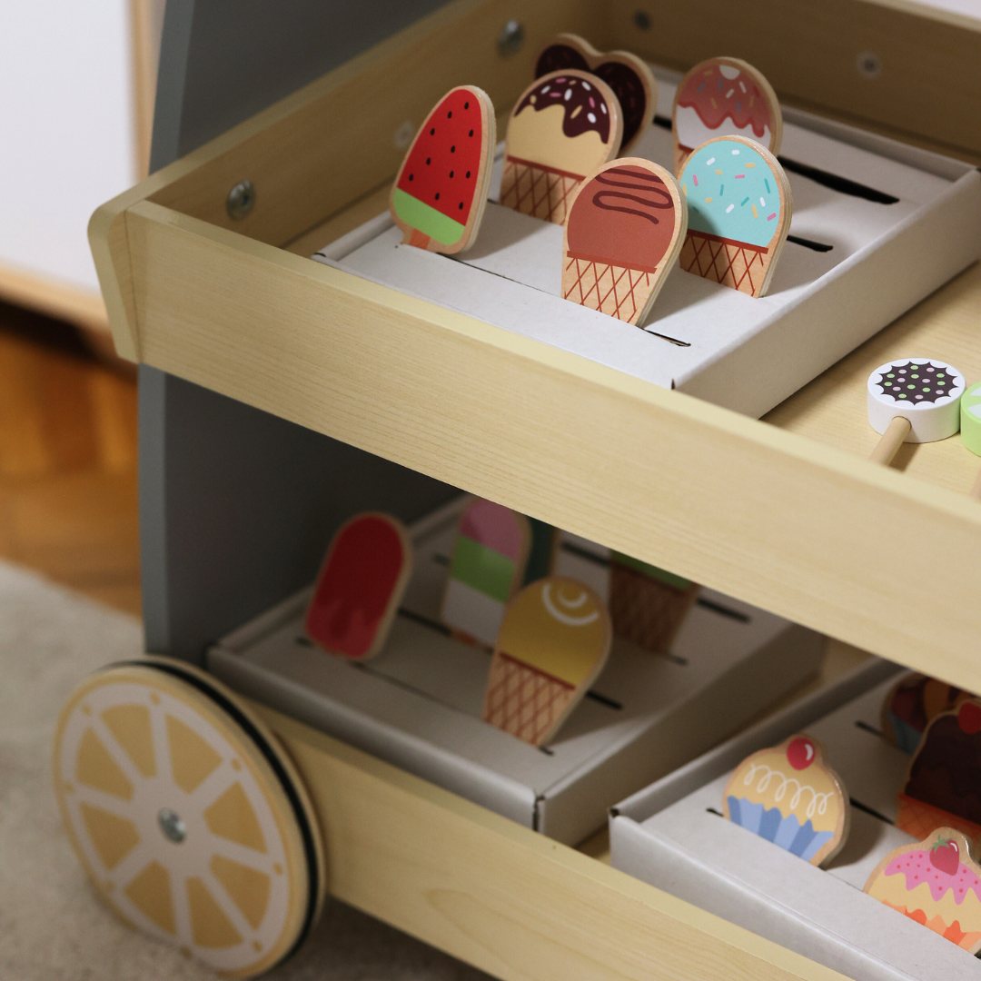 Puidust jäätisekäru ratastel - jäätisekäru