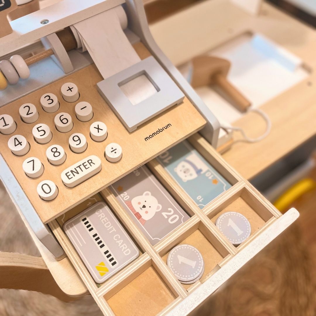 Puidust kassaaparaat koos tarvikutega