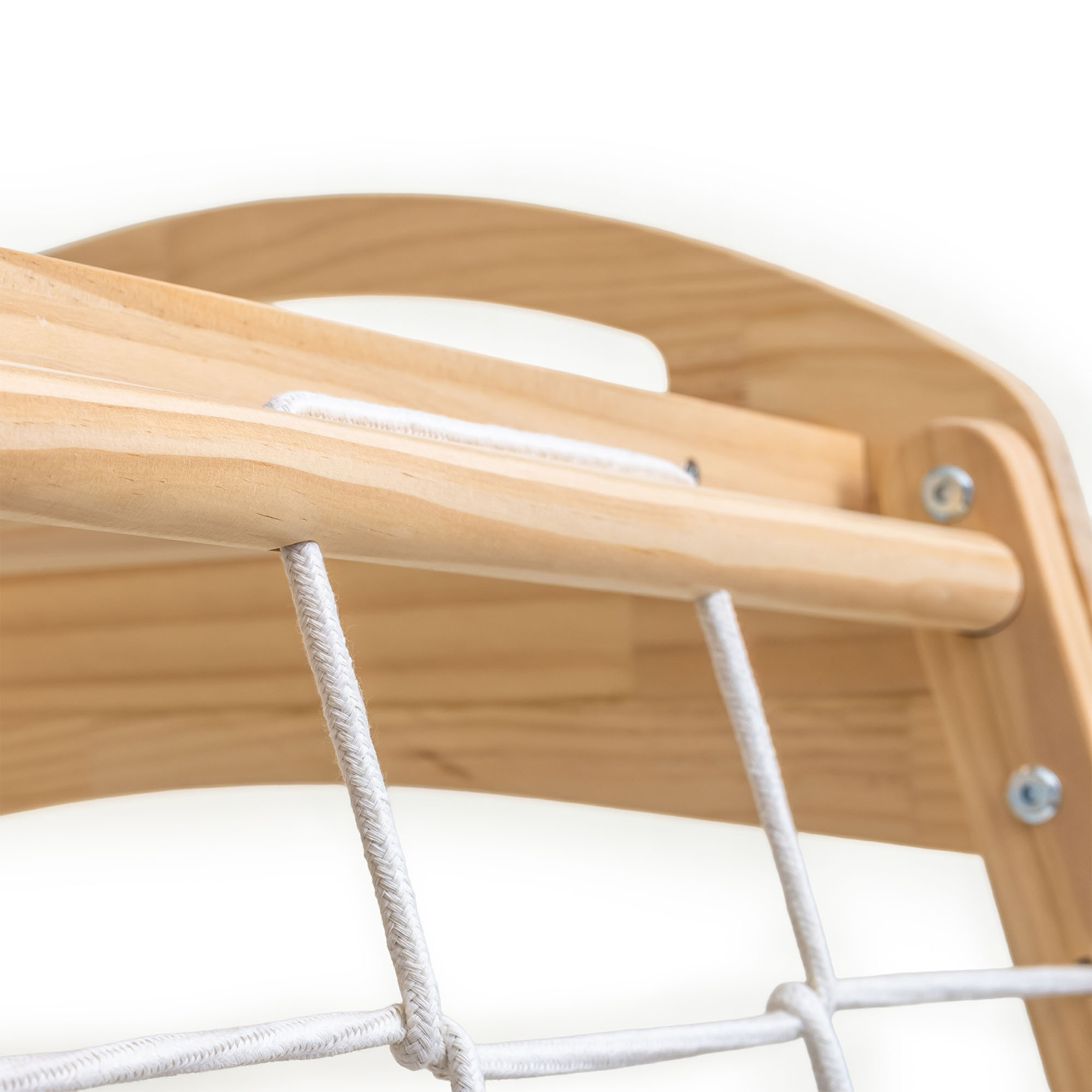 Puidust sisemänguväljak kiige, võimlemisrõngaste ja ronimisvõrguga