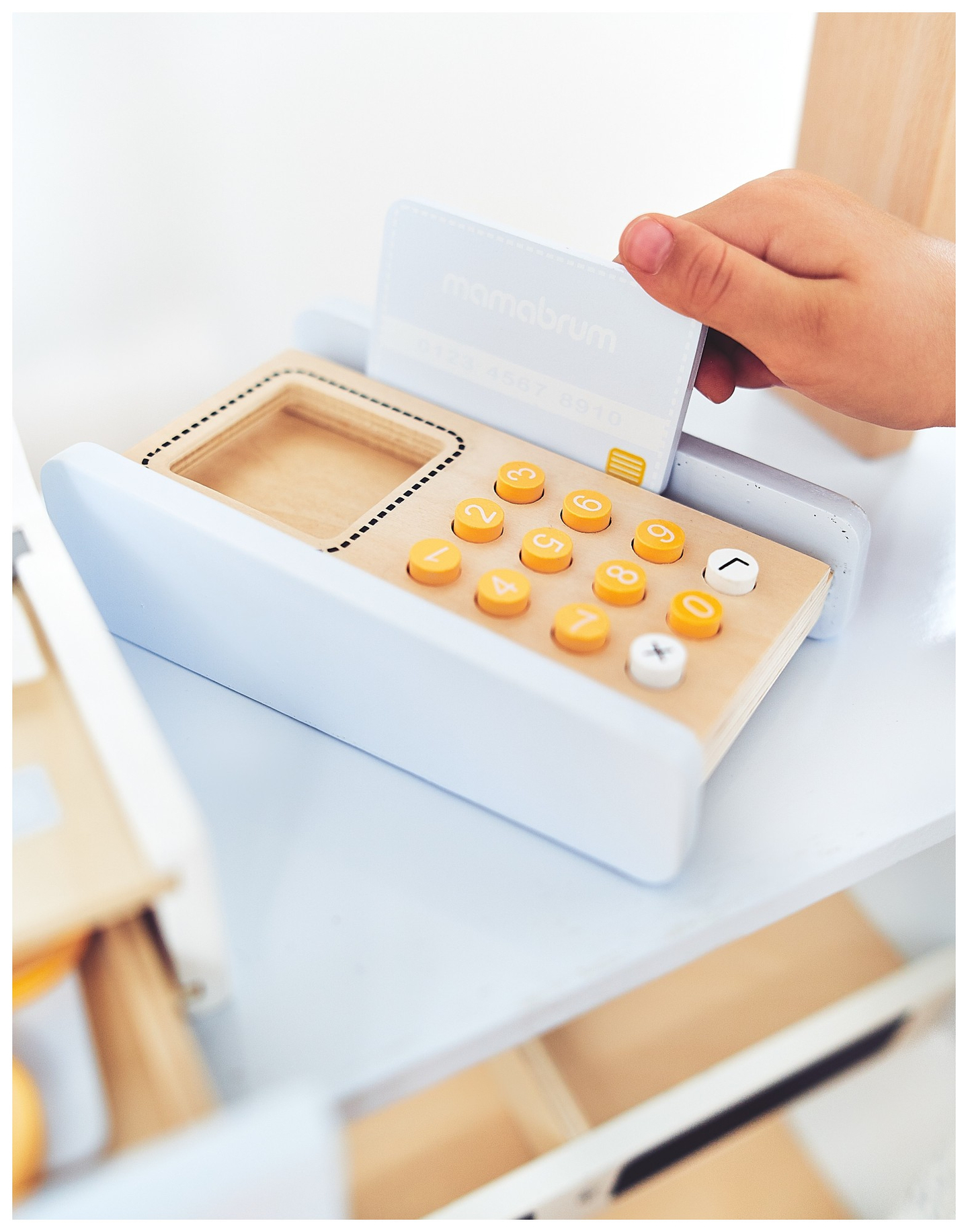 Köögiviljapood - puust kiosk kastidega, kassaaparaat ja terminal