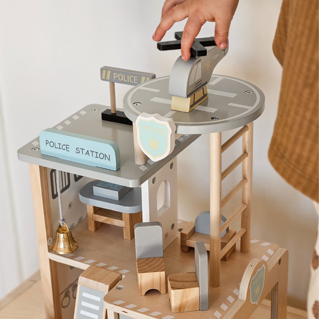 Puidust politseijaoskond koos tarvikutega