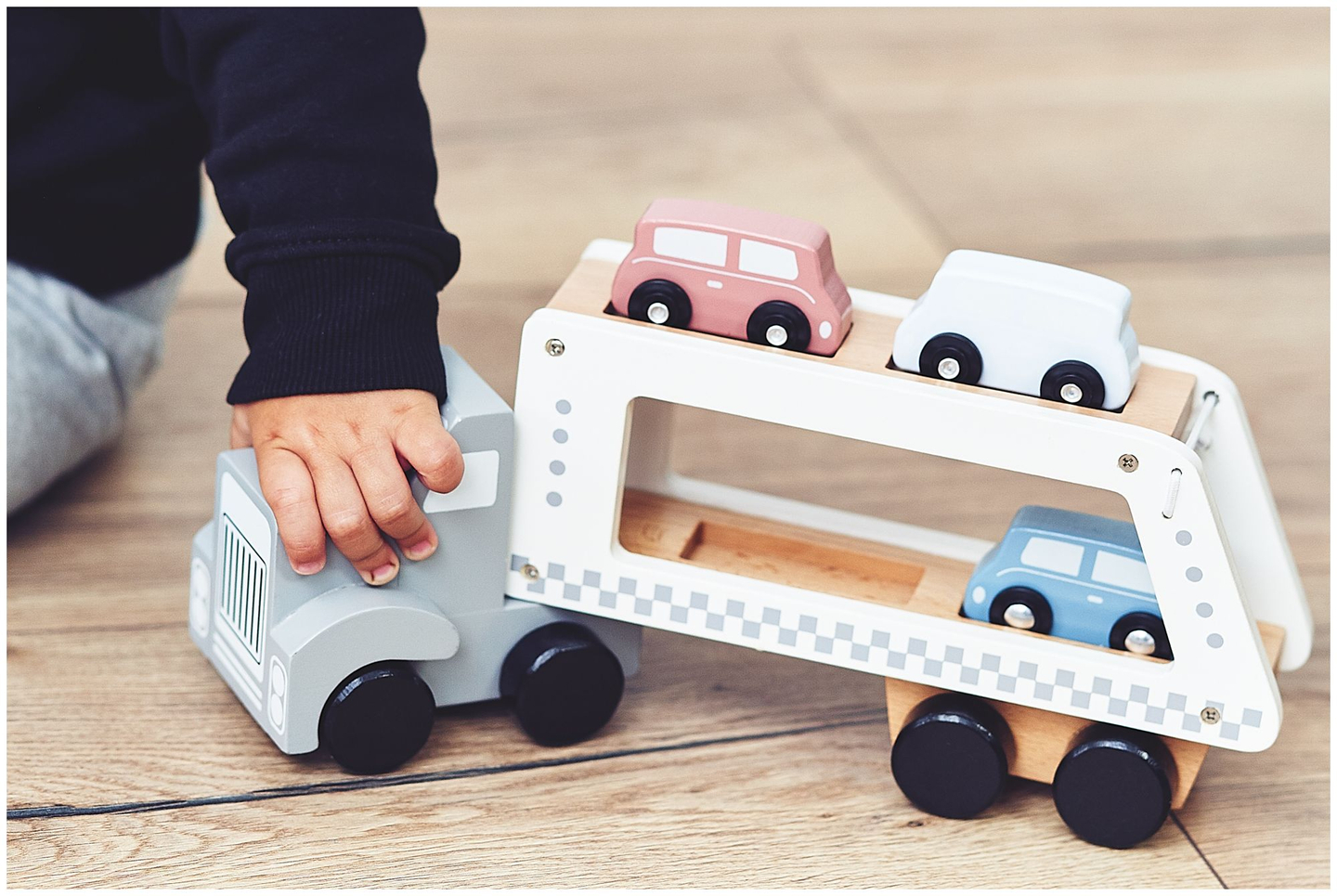 Puidust veoauto haagis koos 4 autoga