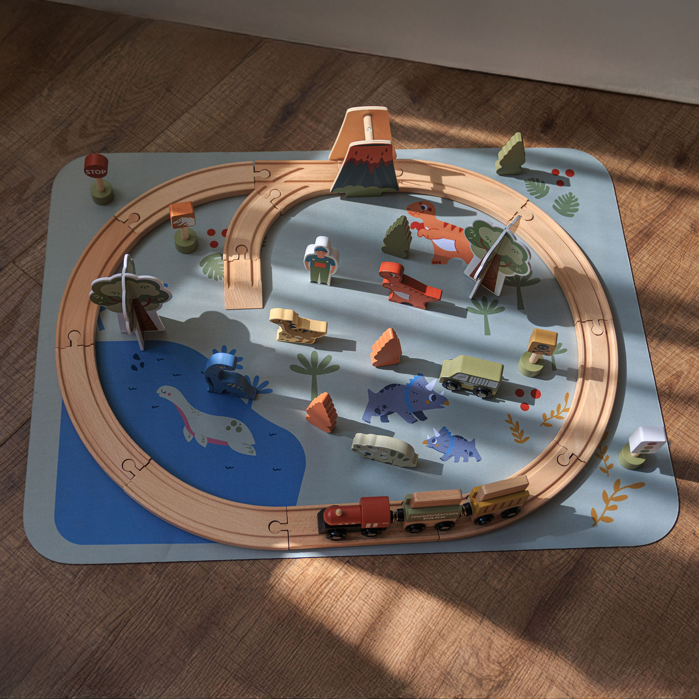 Dino Park puidust rong libisemisvastase matiga - dinosaurused, rong, rööpad, vulkaan, kell