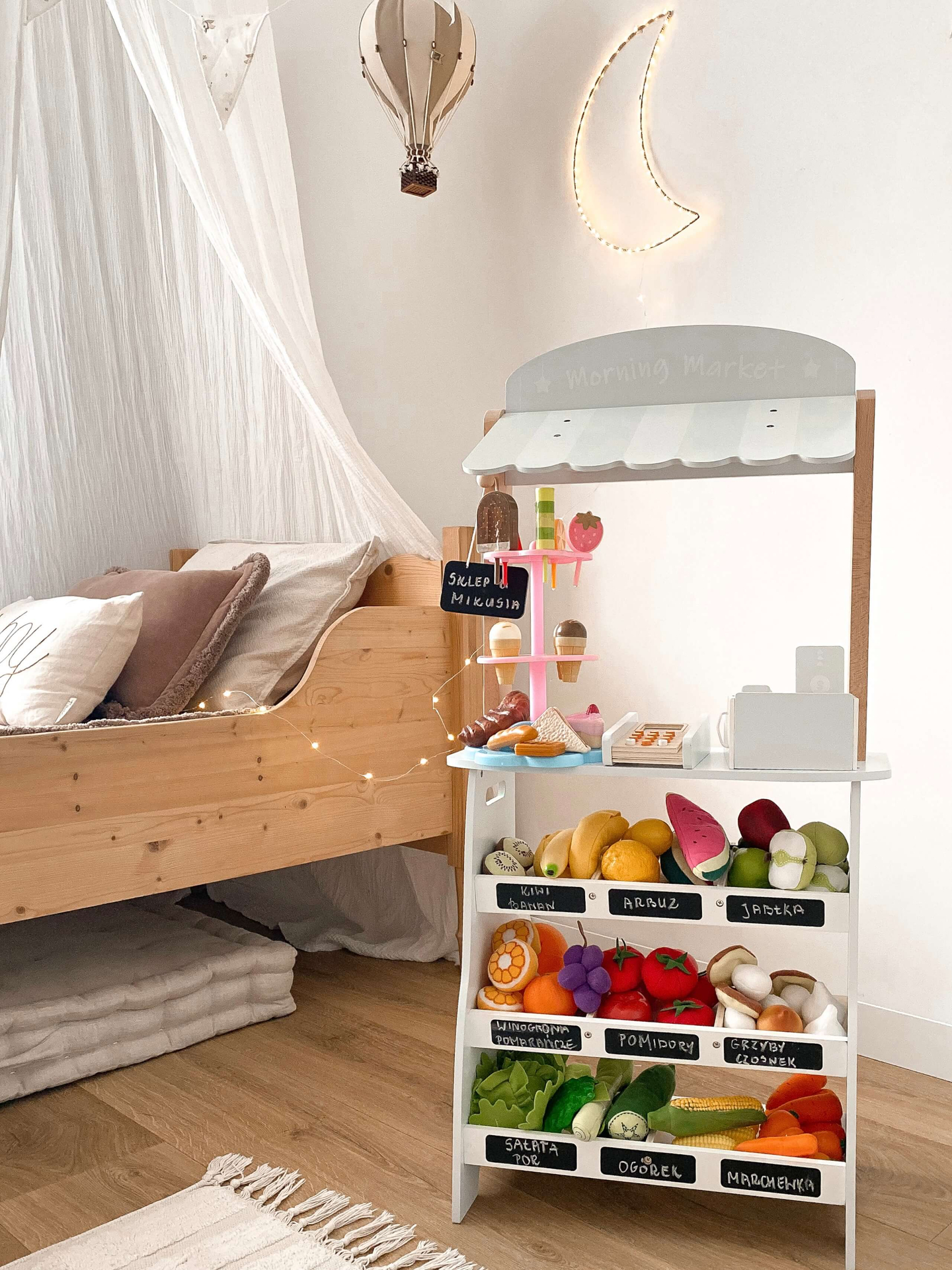 Köögiviljapood - puust kiosk kastidega, kassaaparaat ja terminal