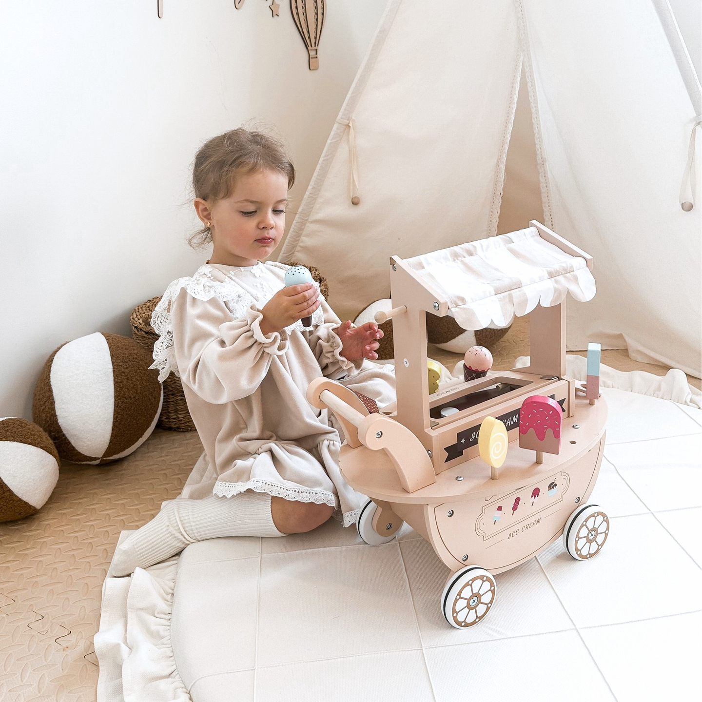 Puidust jäätisekohvik lastele - ratastel käru koos tarvikutega