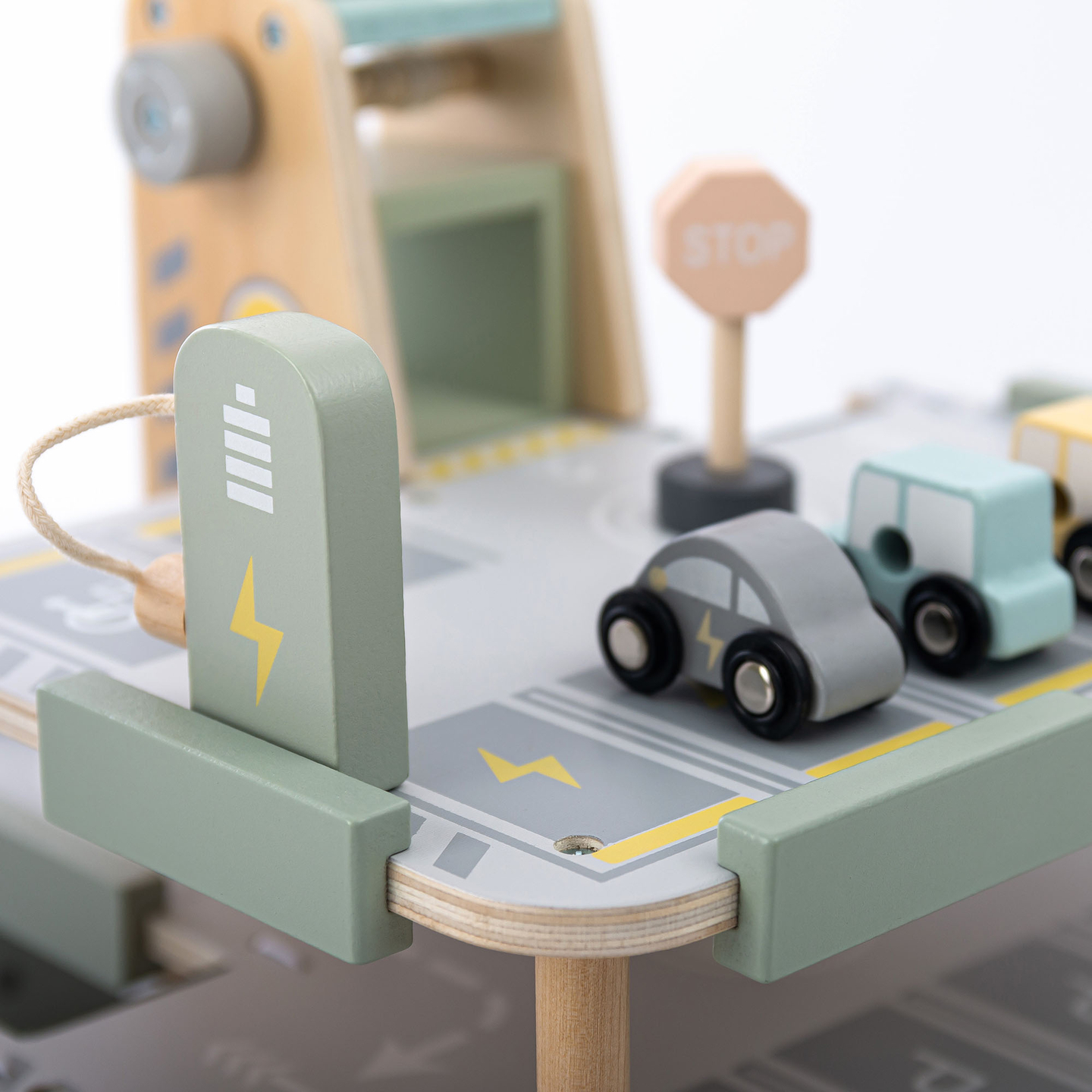 Puidust kolmekorruseline lastega garaaž koos lisatarvikutega – parkla, bensiinijaam, autopesula, helikopter