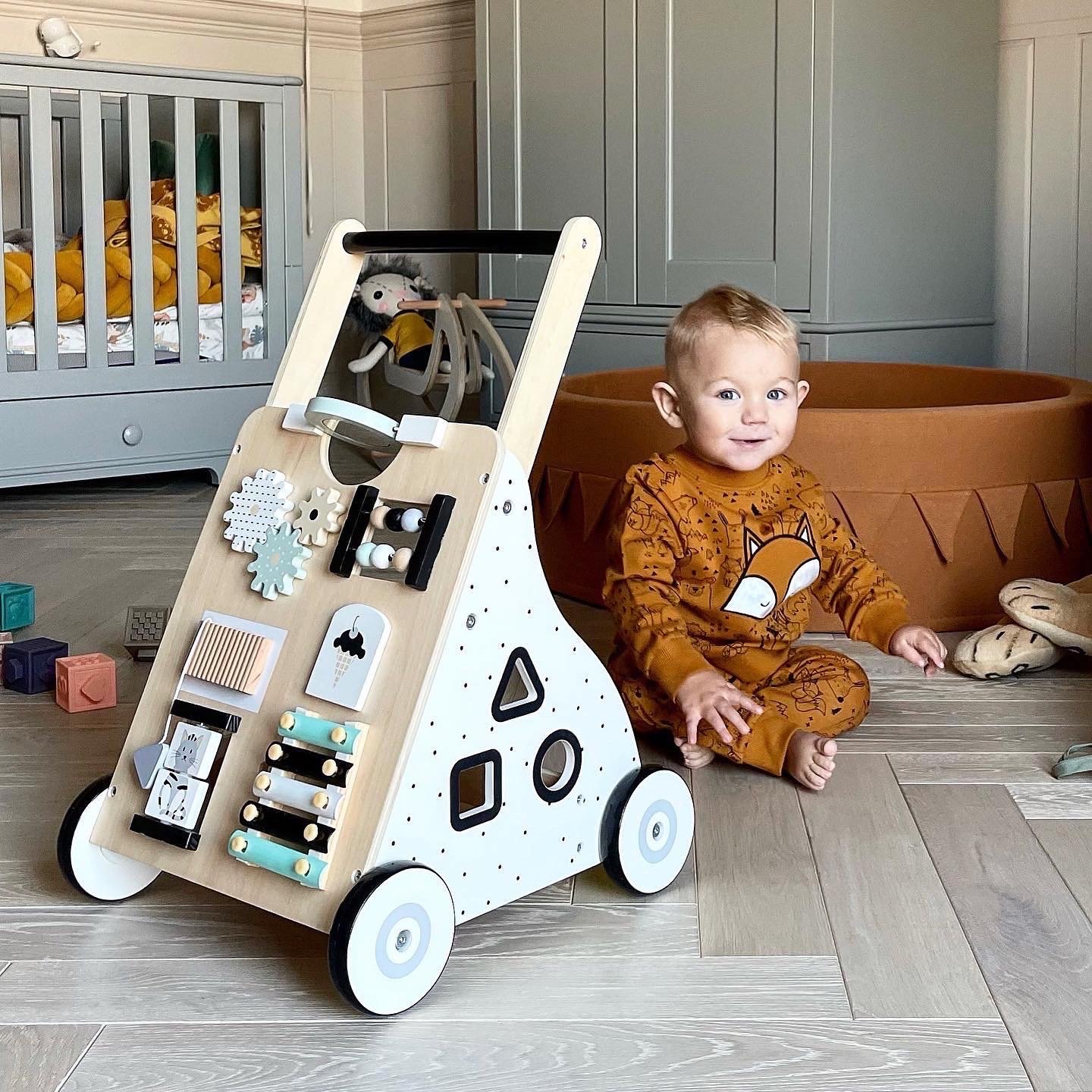 Puidust, õpetlik jalutuskäru / lapsevanker - manipulatiivne tahvel