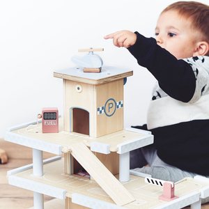 Puidust kolmekorruseline parkla koos liftiga - autode ja helikopteri garaažiga