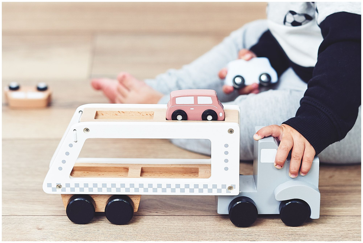 Puidust veoauto haagis koos 4 autoga