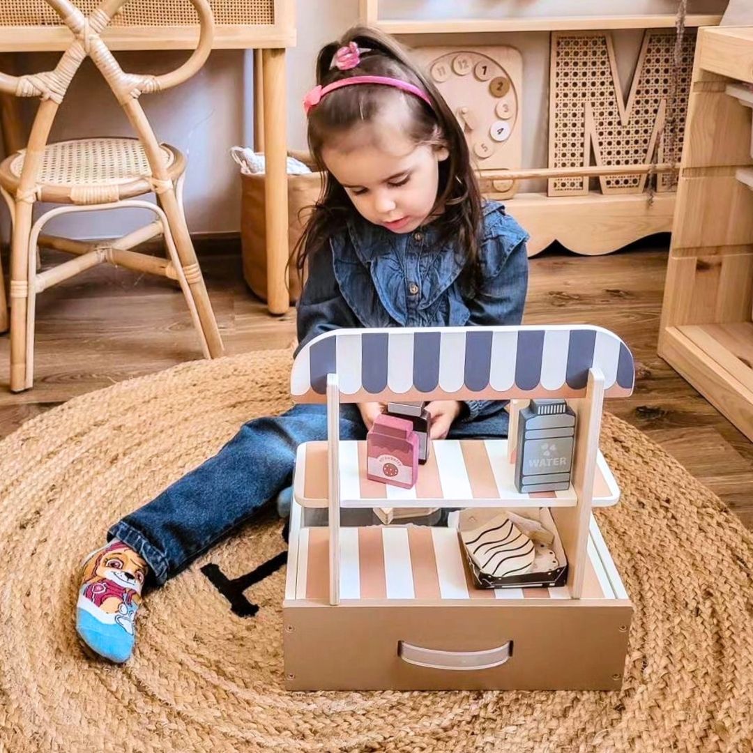 Kokkupandav puidust kauplus - kohvik, kondiitritöökoda koos tarvikutega