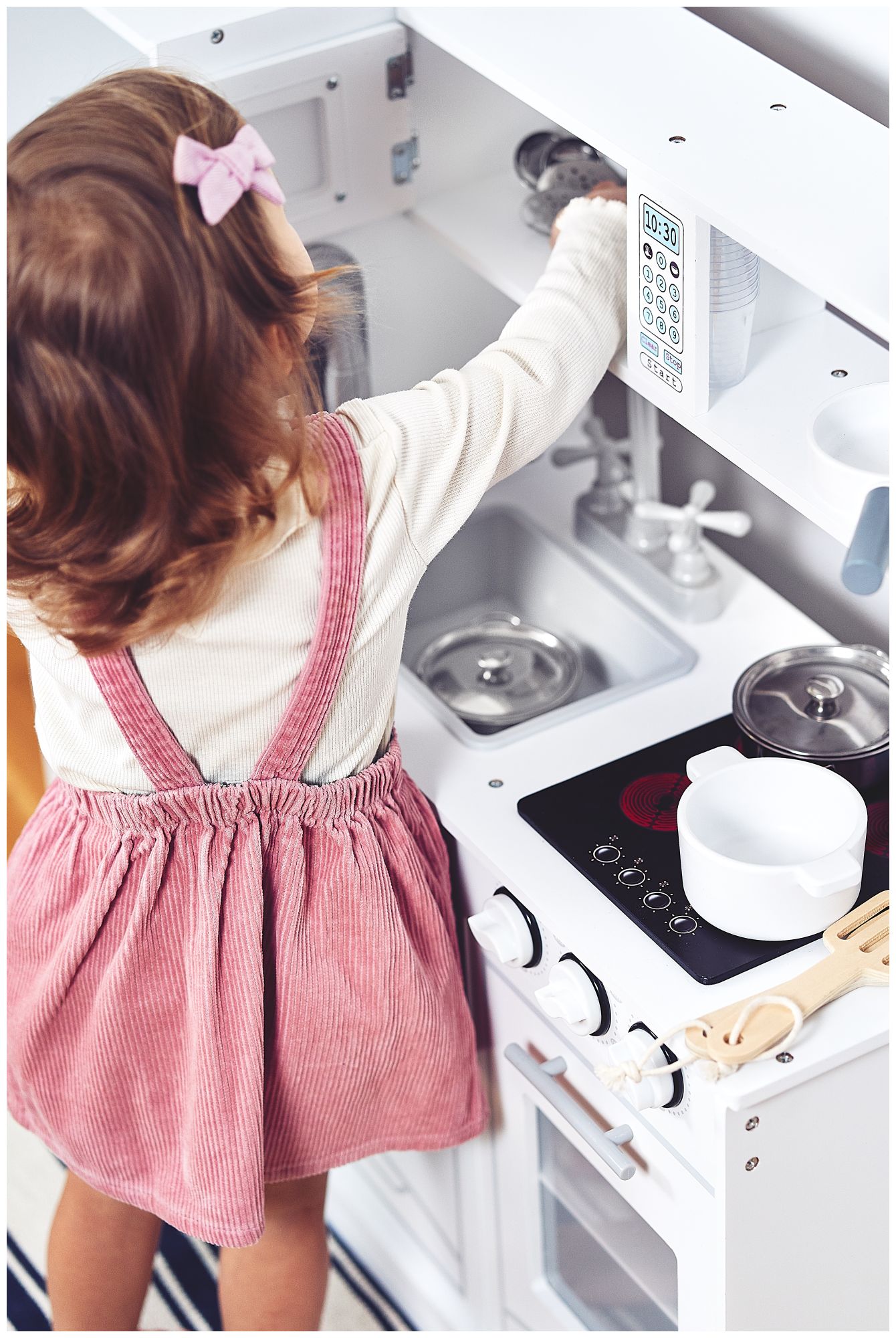 Suured puidust valged köögitarvikud ja esiliin