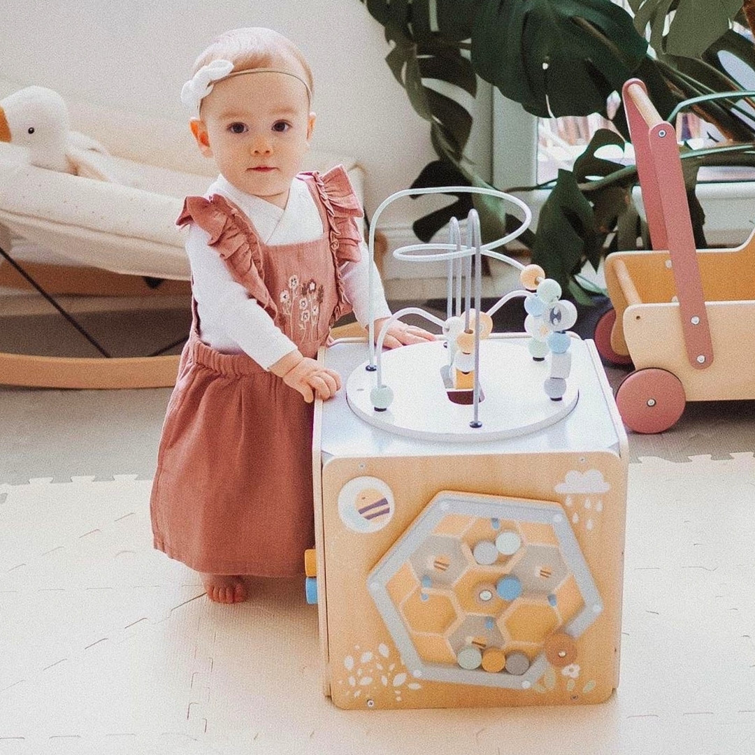 Suur puidust tegevuskuubik koos aasaga - Montessori