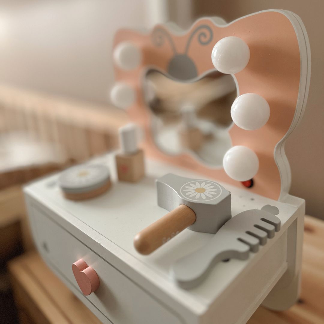 Puidust minikabiin LED-valgustusega - Butterfly