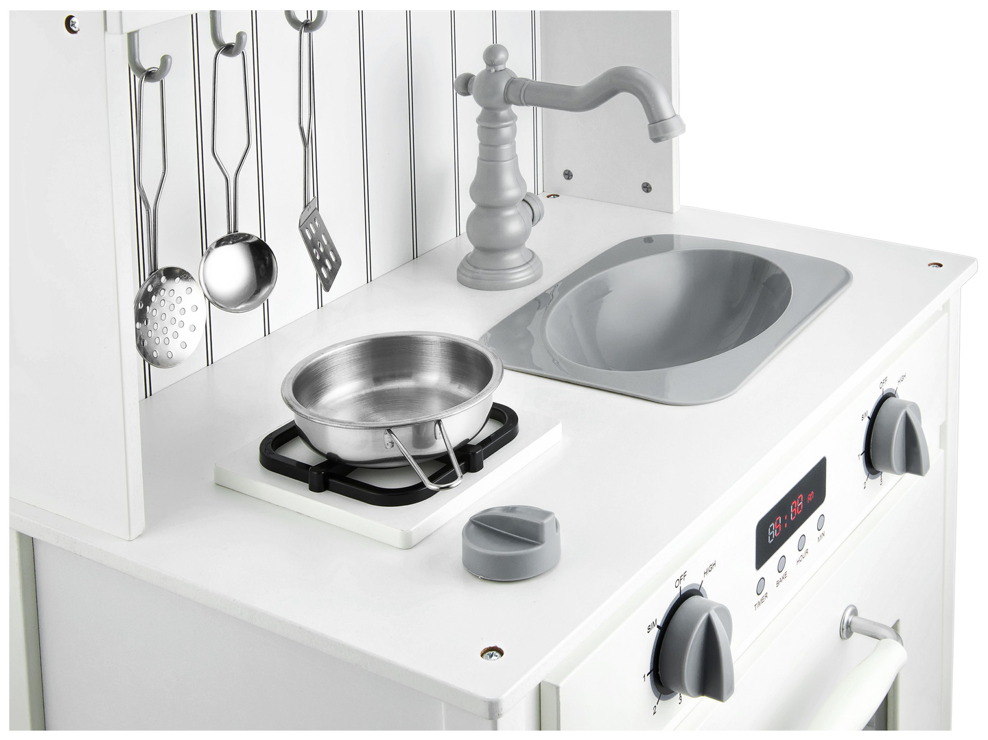 Valge puidust köök koos esiliistu, aksessuaaride ja LED-lambiga