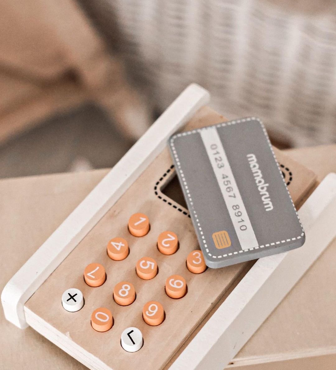 Miniturg - kauplus koos kaalude, terminali, maksekaardi ja puuviljadega