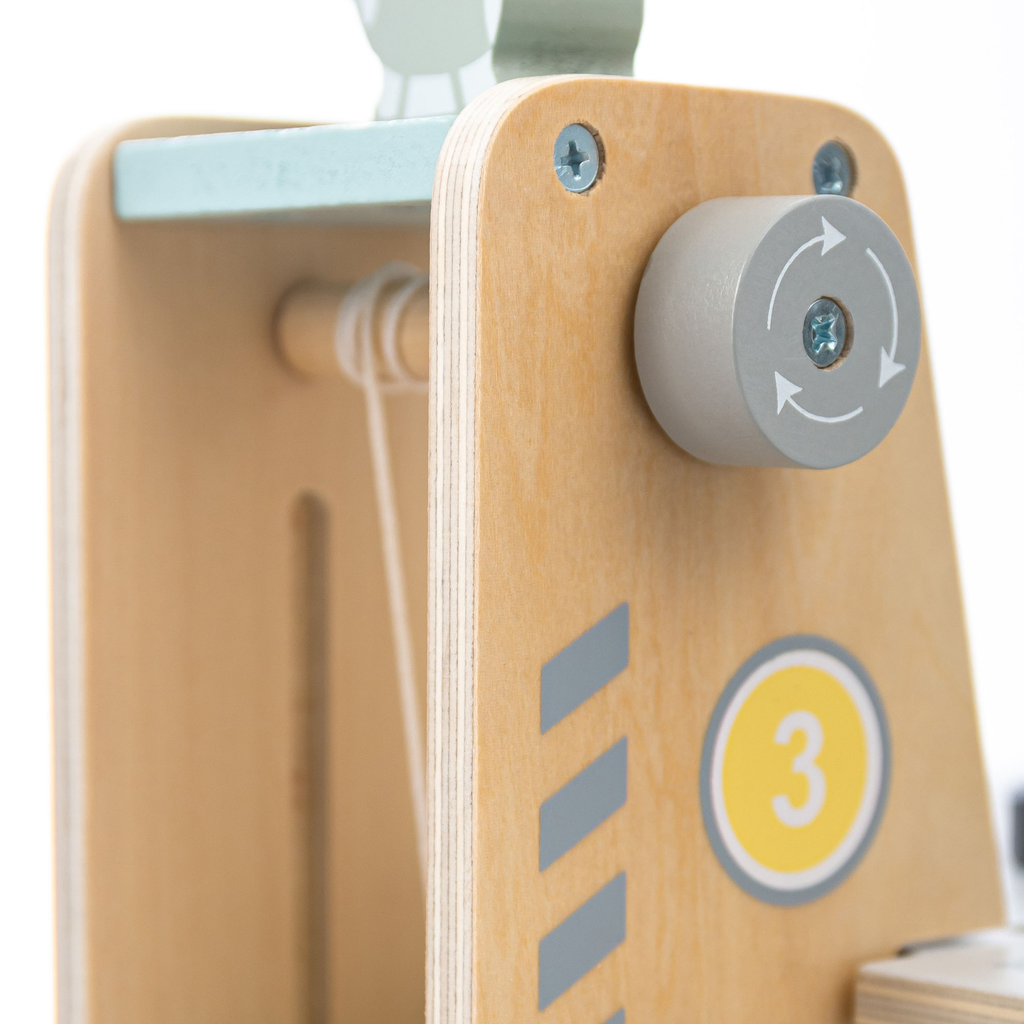 Puidust kolmekorruseline lastega garaaž koos lisatarvikutega – parkla, bensiinijaam, autopesula, helikopter