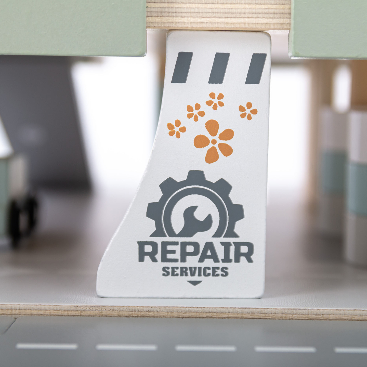 Puidust kolmekorruseline lastega garaaž koos lisatarvikutega – parkla, bensiinijaam, autopesula, helikopter