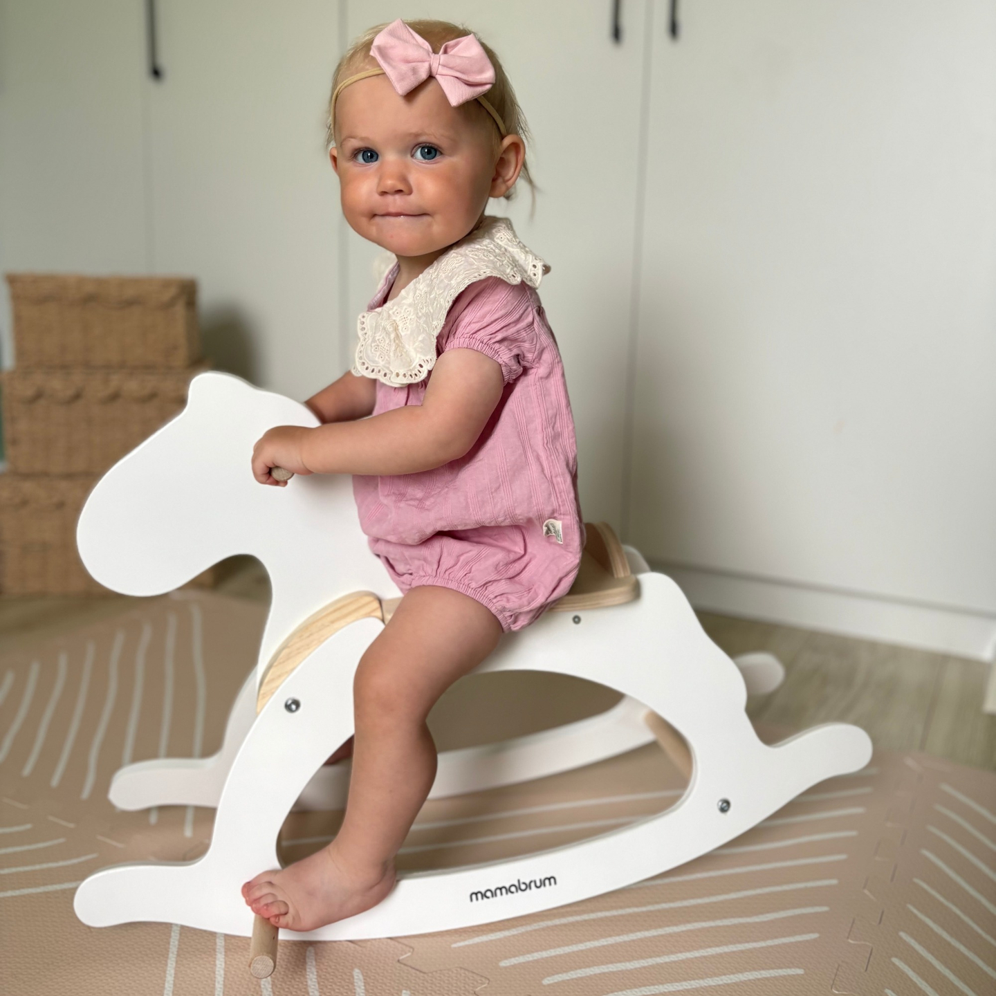 Puidust kiikhobune - valge - alates 12 kuud.