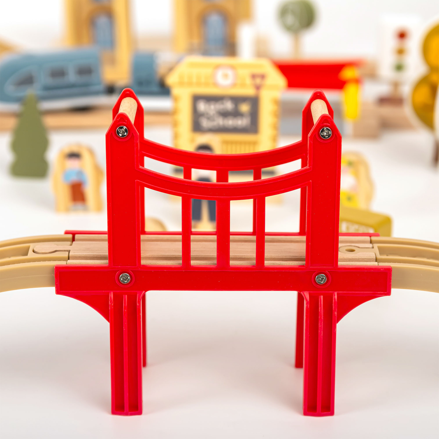 Puidust linnaraudtee elektrirongiga - liikuv kraana, laev, sillad