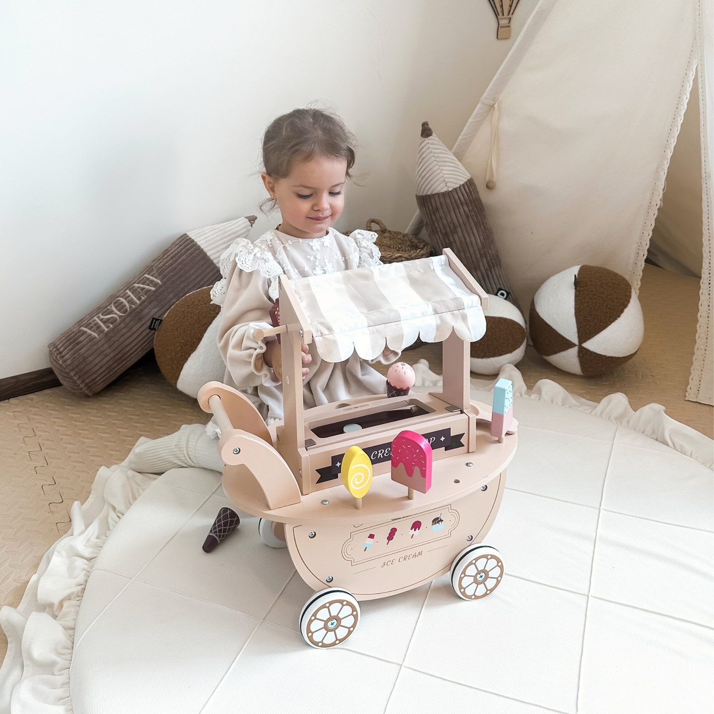 Puidust jäätisekohvik lastele - ratastel käru koos tarvikutega