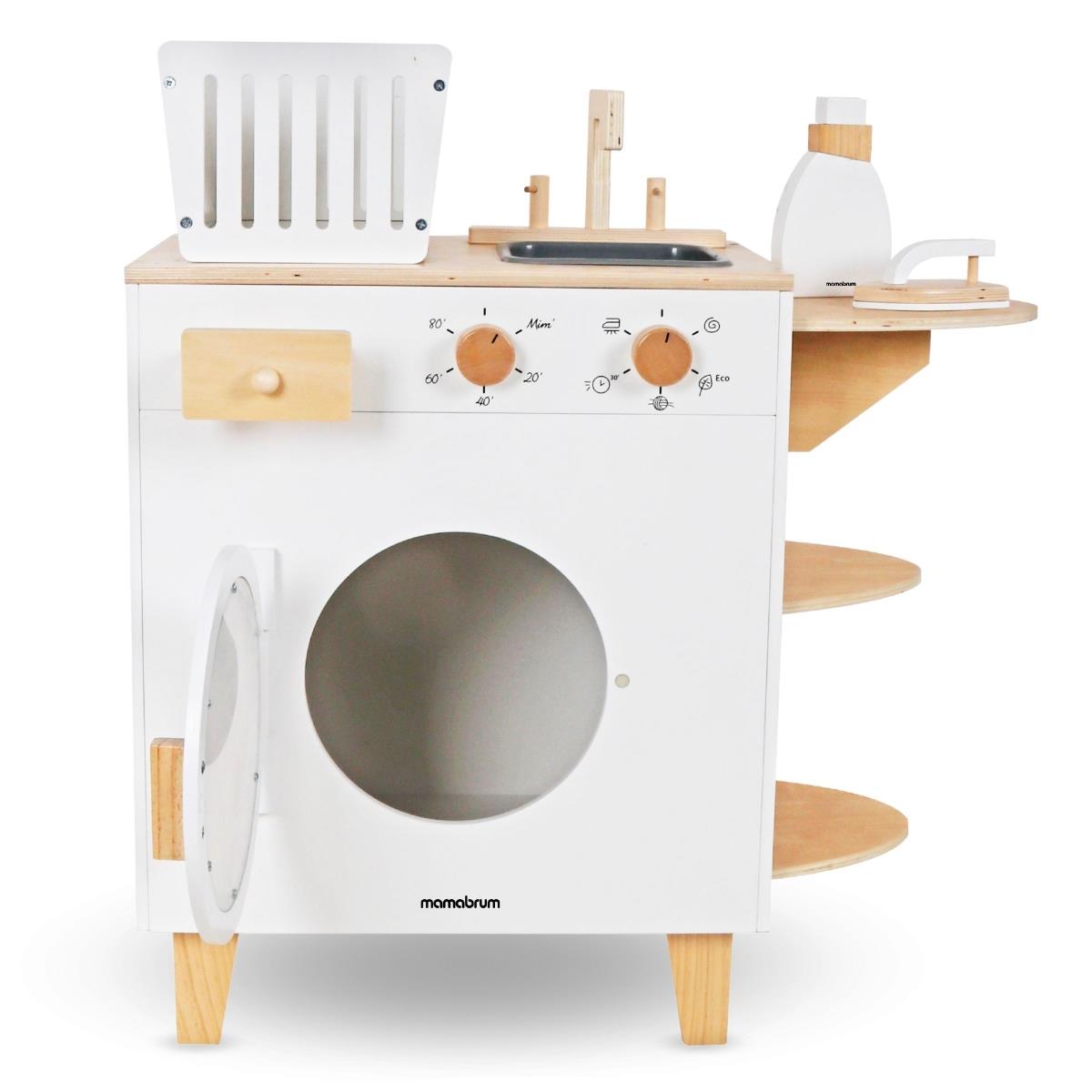 Puidust pesumasin koos triikraua, korvi ja pesuvahendiga