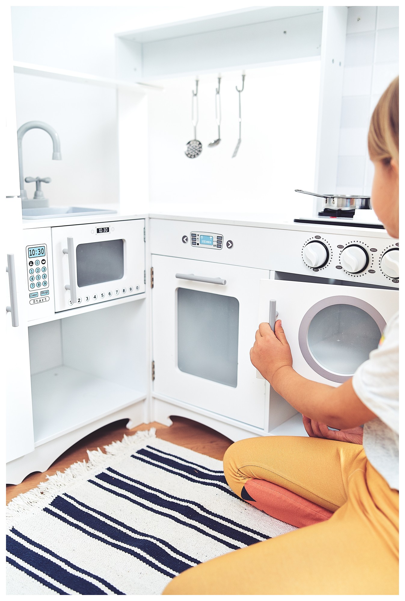 Nurgas puidust XXXL köök koos külmiku, ahju, pesumasina, esiliistu ja tarvikutega