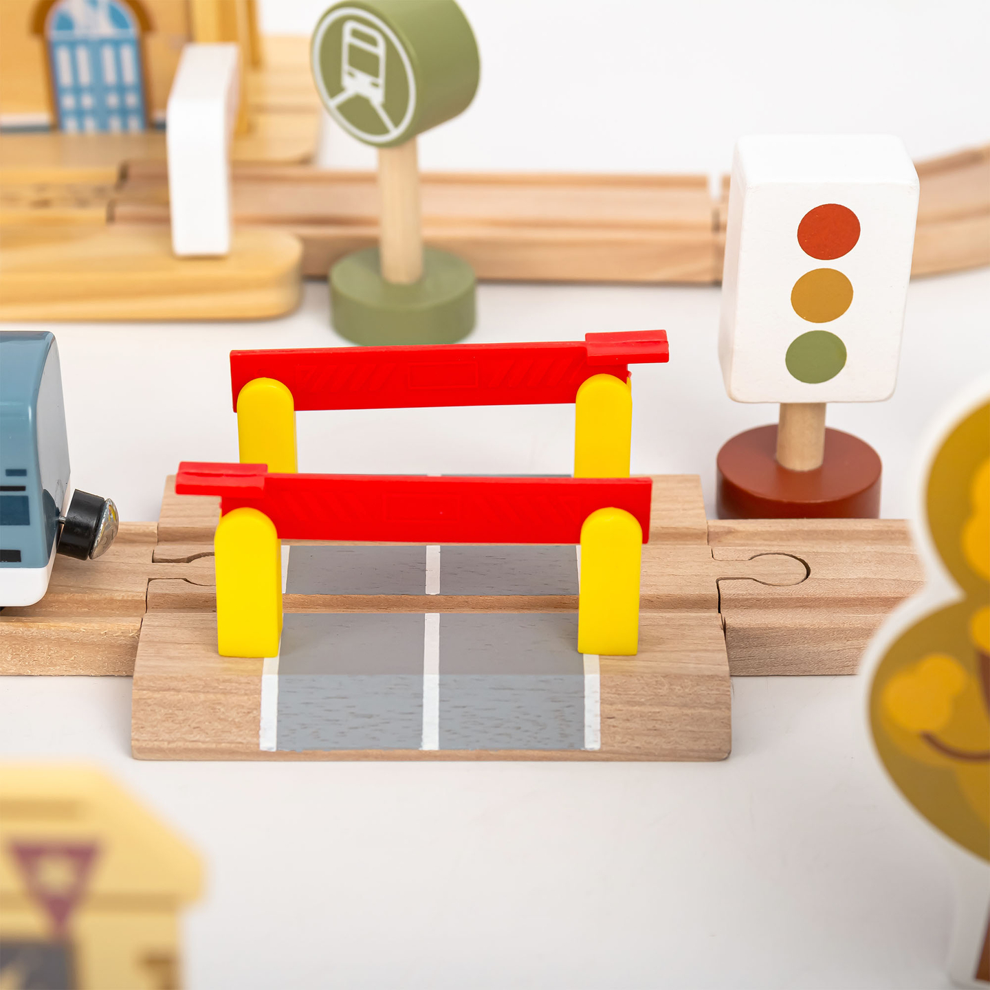 Puidust linnaraudtee elektrirongiga - liikuv kraana, laev, sillad