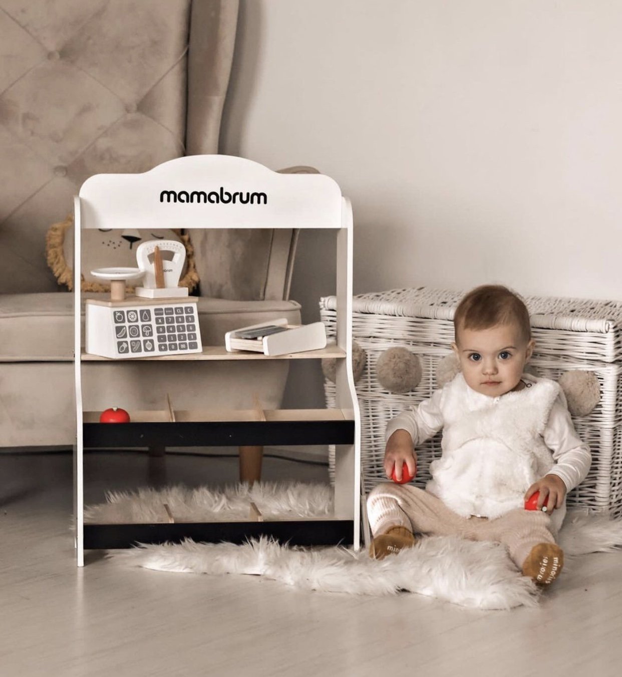 Miniturg - kauplus koos kaalude, terminali, maksekaardi ja puuviljadega