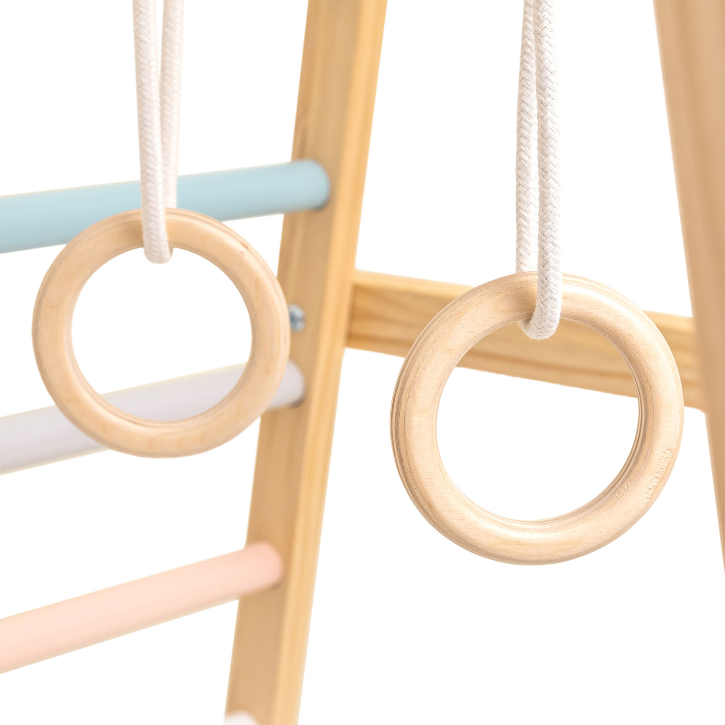 Puidust sisemänguväljak kiige, võimlemisrõngaste ja ronimisvõrguga