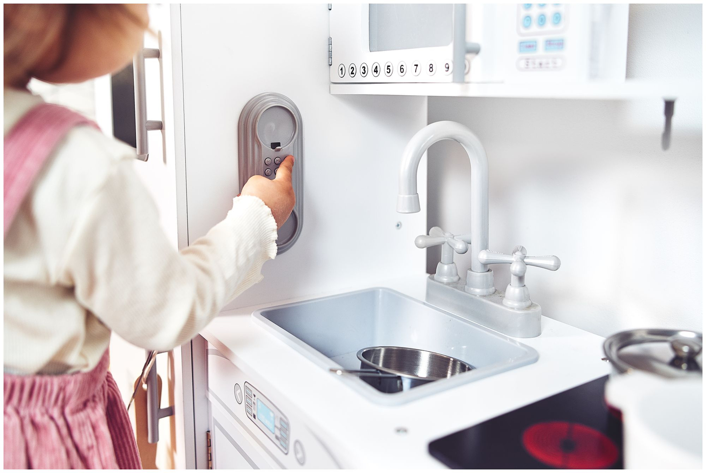 Suured puidust valged köögitarvikud ja esiliin