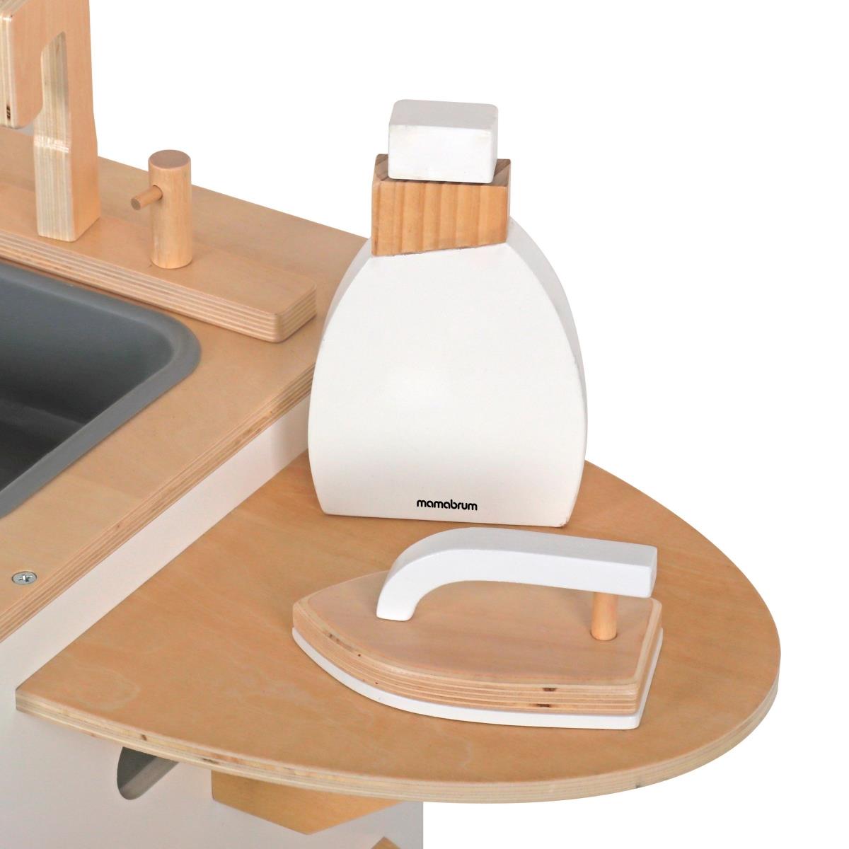 Puidust pesumasin koos triikraua, korvi ja pesuvahendiga