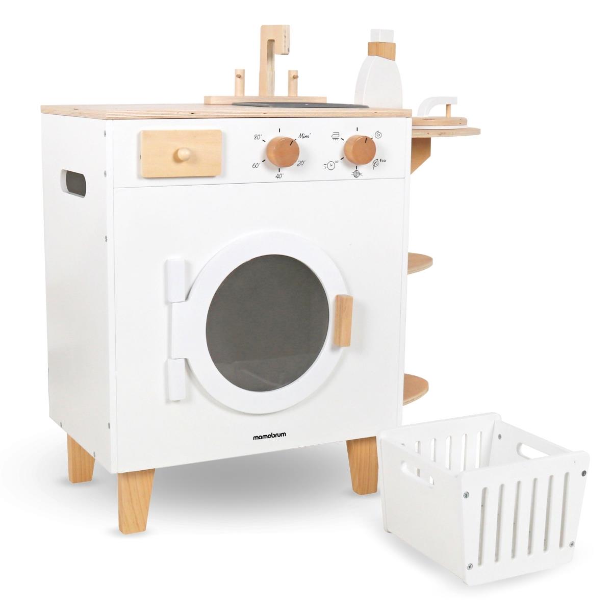 Puidust pesumasin koos triikraua, korvi ja pesuvahendiga