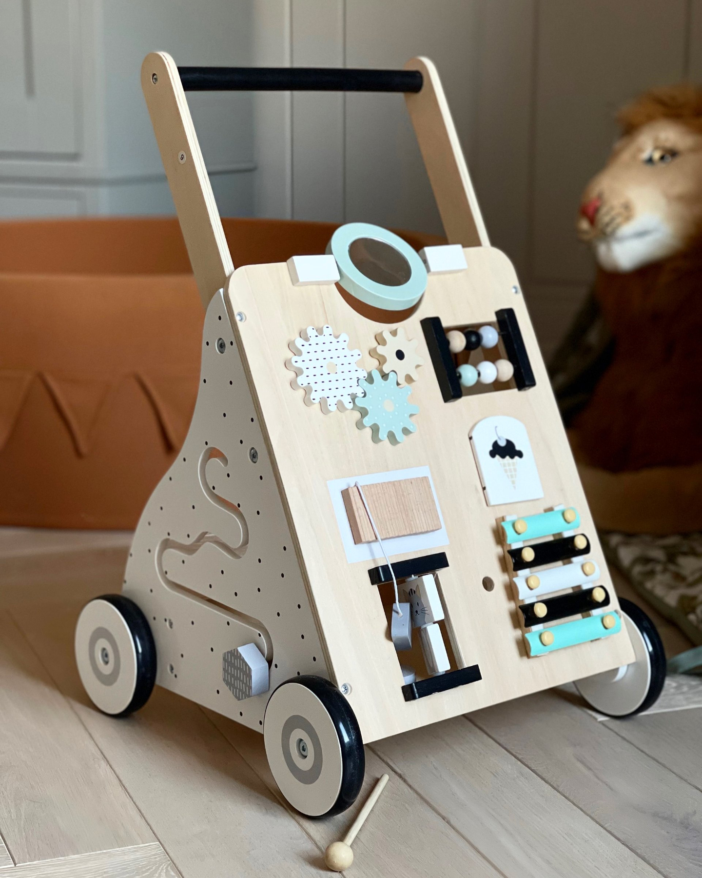 Puidust, õpetlik jalutuskäru / lapsevanker - manipulatiivne tahvel