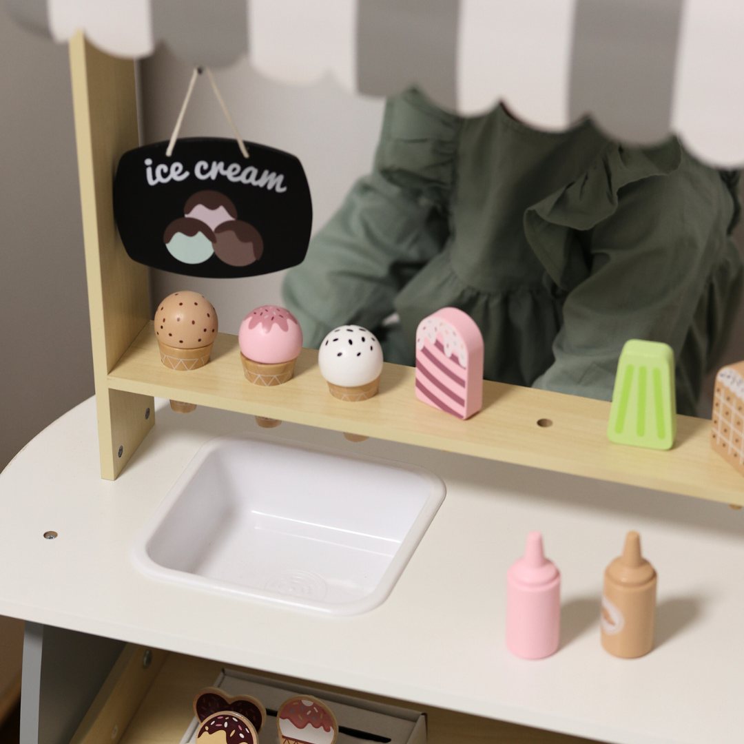 Puidust jäätisekäru ratastel - jäätisekäru