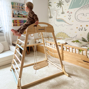 Puidust sisemänguväljak kiige, võimlemisrõngaste ja ronimisvõrguga