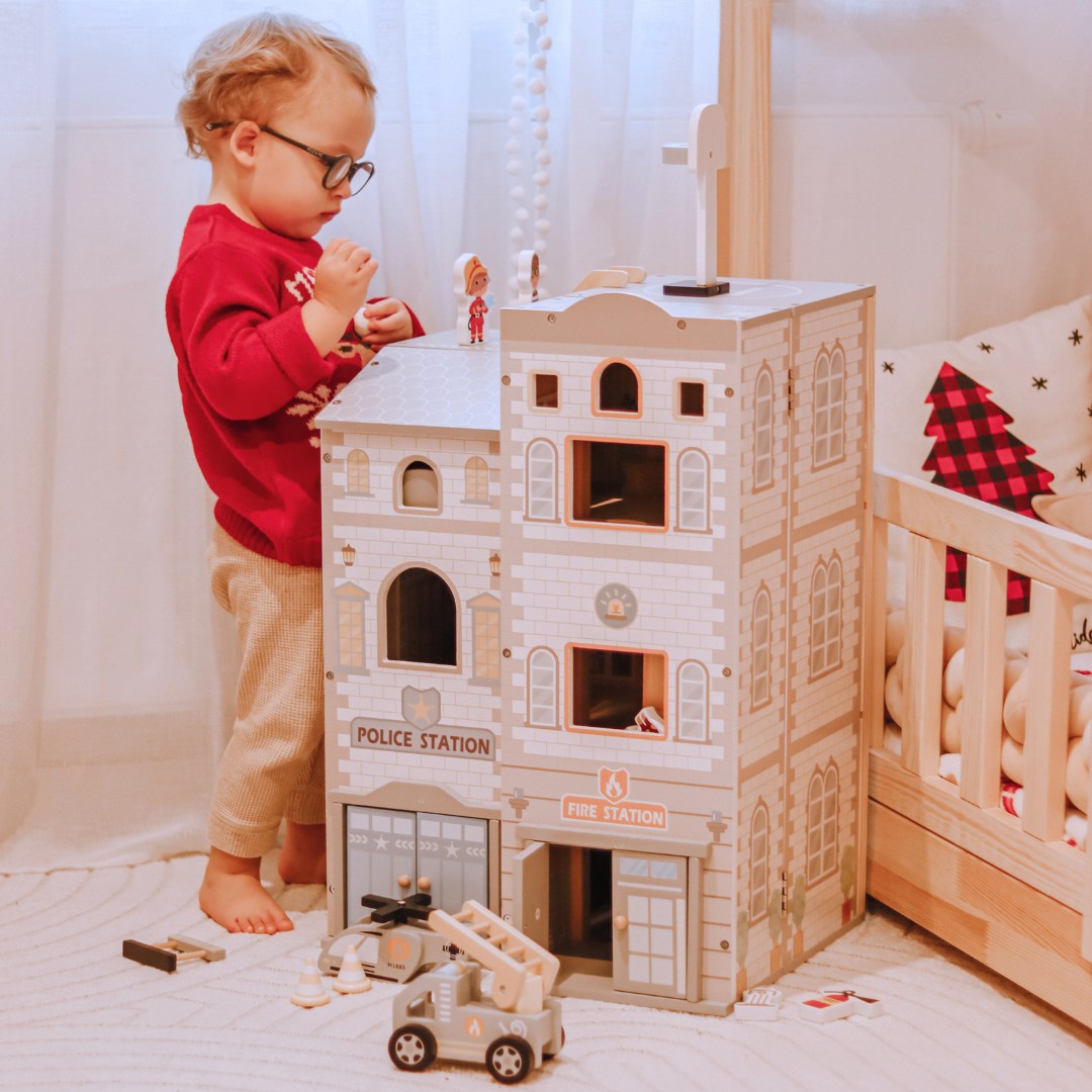 Suur kokkupandav tuletõrjejaam koos politseijaamaga - puidust komplekt. Tuletõrjejaam ja politseijaam koos tarvikutega.