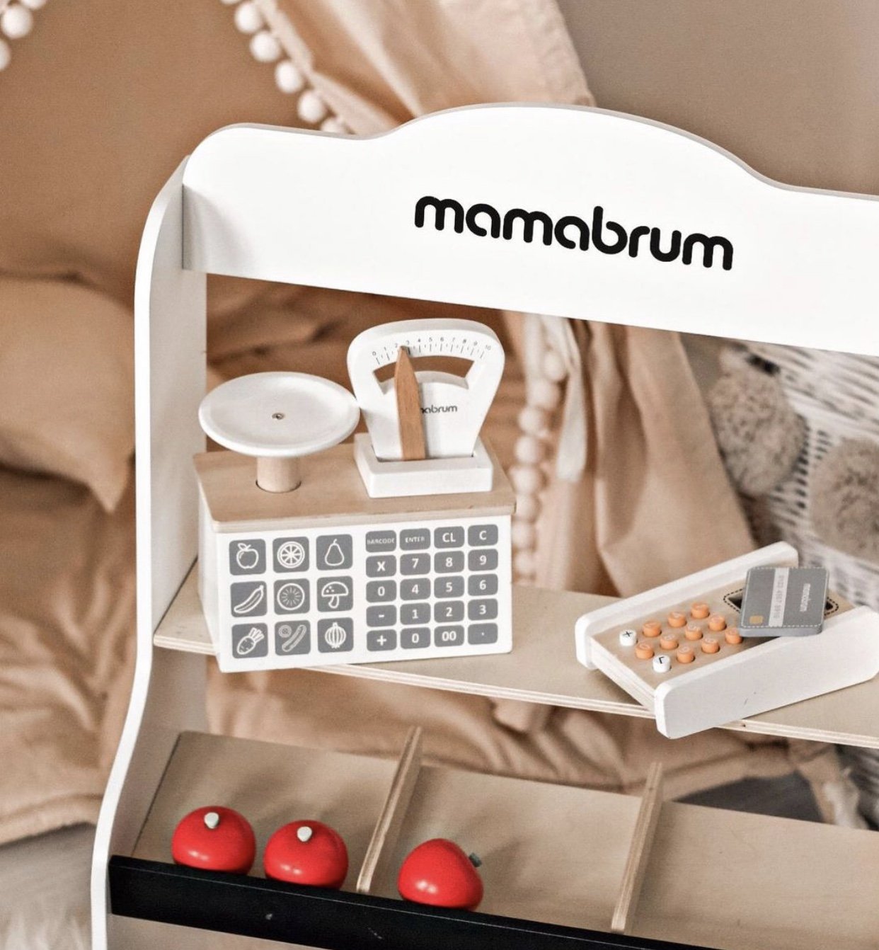 Miniturg - kauplus koos kaalude, terminali, maksekaardi ja puuviljadega