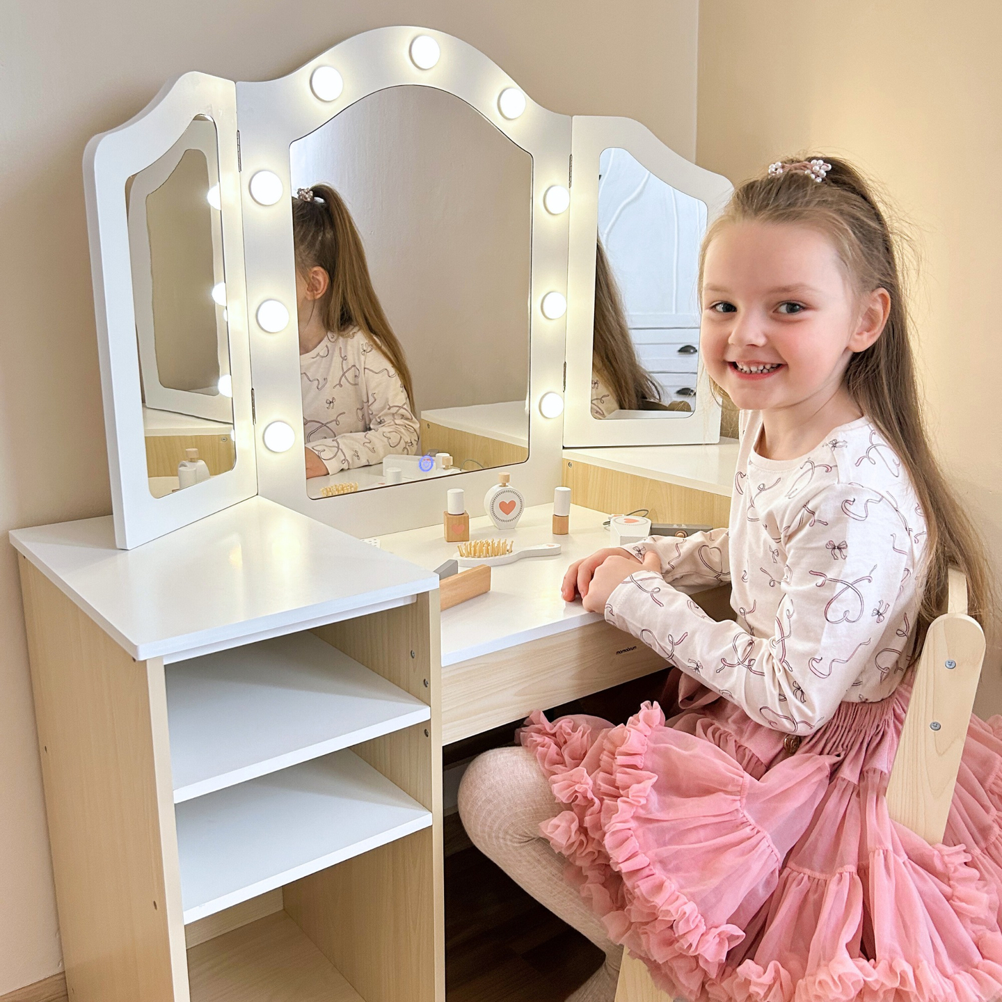 Puidust laste riietuslaud koos tooli, tarvikute ja LED-valgustusega