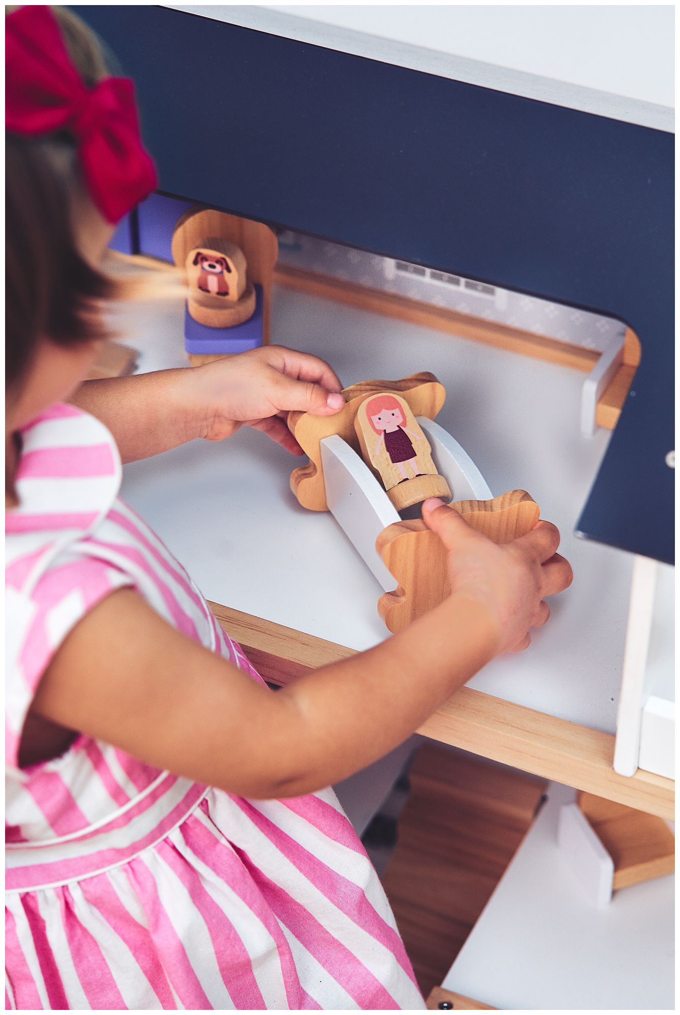 Valge puidust nukumaja koos aksessuaaridega 18 tk.