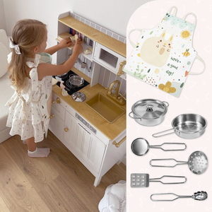 Puidust valge köök koos aksessuaaride ja esiplaaniga