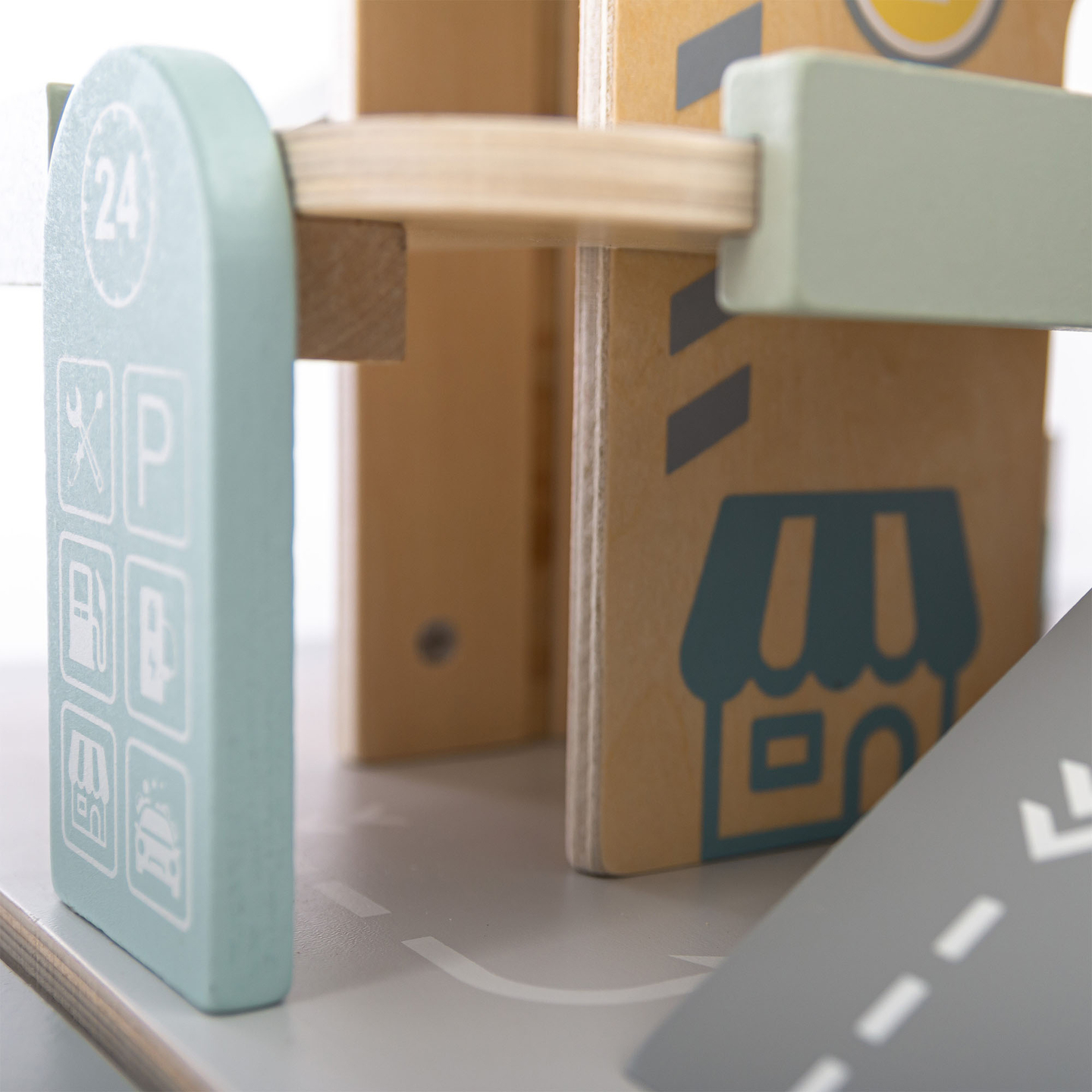 Puidust kolmekorruseline lastega garaaž koos lisatarvikutega – parkla, bensiinijaam, autopesula, helikopter