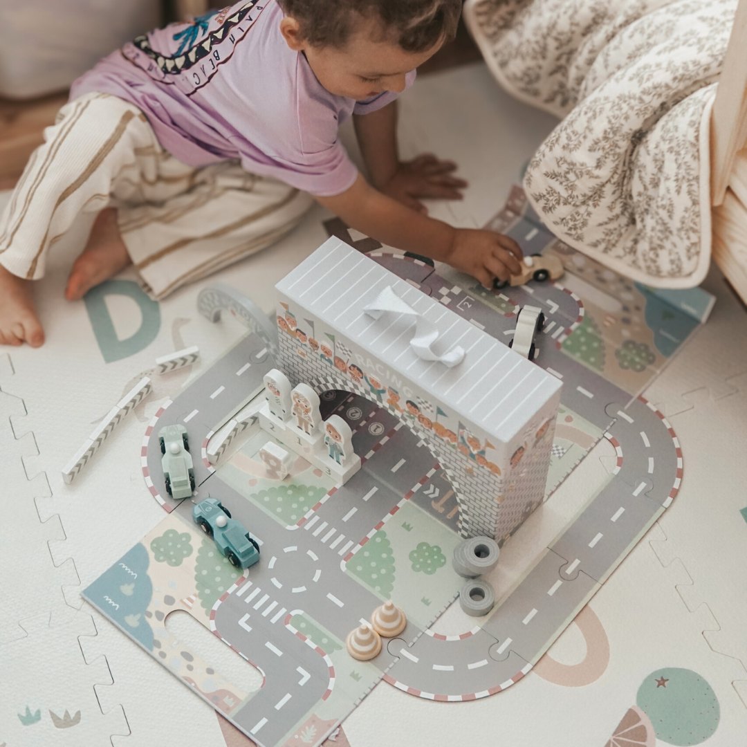 Magnetkohver võidusõiduraja, puidust sõidukite ja teetarvikutega