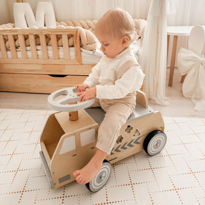 Puidust jalgratas, auto, klotsidega auto